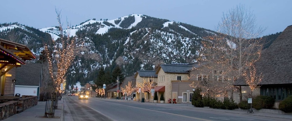Bonne Vie 2247 Sunny & Spacious 4 Bedroom Condo in the Heart of Elkhorn Village