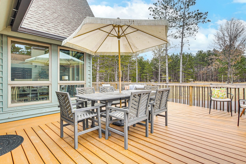 2 Mi to Sand Valley: Family Getaway w/ Deck!