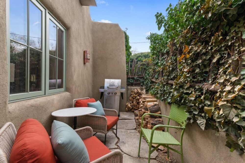 Carmel - Elegant East Side Adobe With Kiva Fireplace, Walk to Canyon Rd and The Plaza