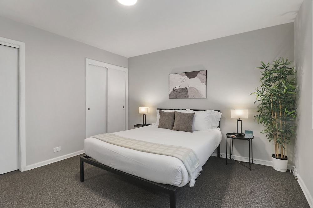 Cozy 1BR Apt Near Shops - Kimball C2
