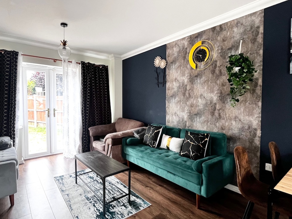 Canterbury Charm - Spacious 4 Bedroom House