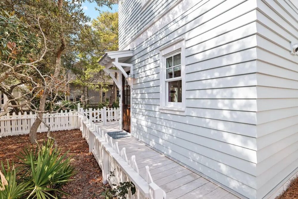 Sea La Vie Seaside Carriage House