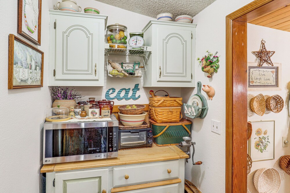 Quiet Dolan Springs Home w/ Patio, Mountain Views!
