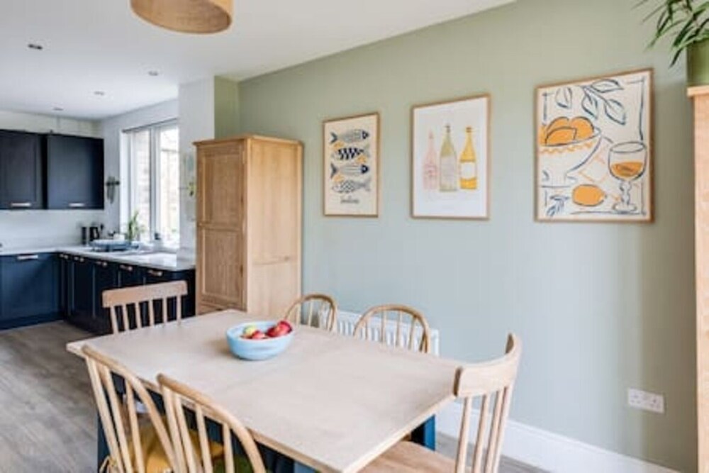 Family-friendly Getaway - Garden Parking Sleeps 7