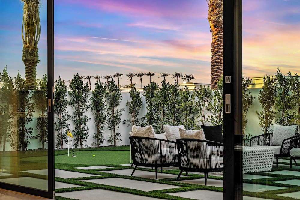 Exclusive Indio Villa Pool, Hot Tub, Putting Green Sleeps 18 Bravo #6