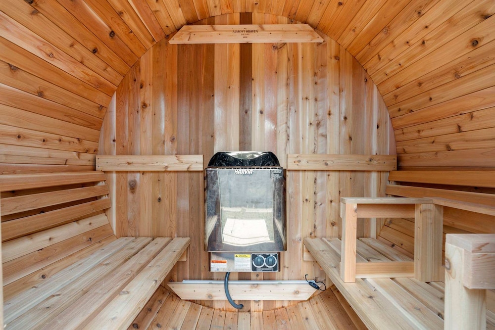 Stunning 5BR Home With 2 Rooftops Sauna Hot Tub
