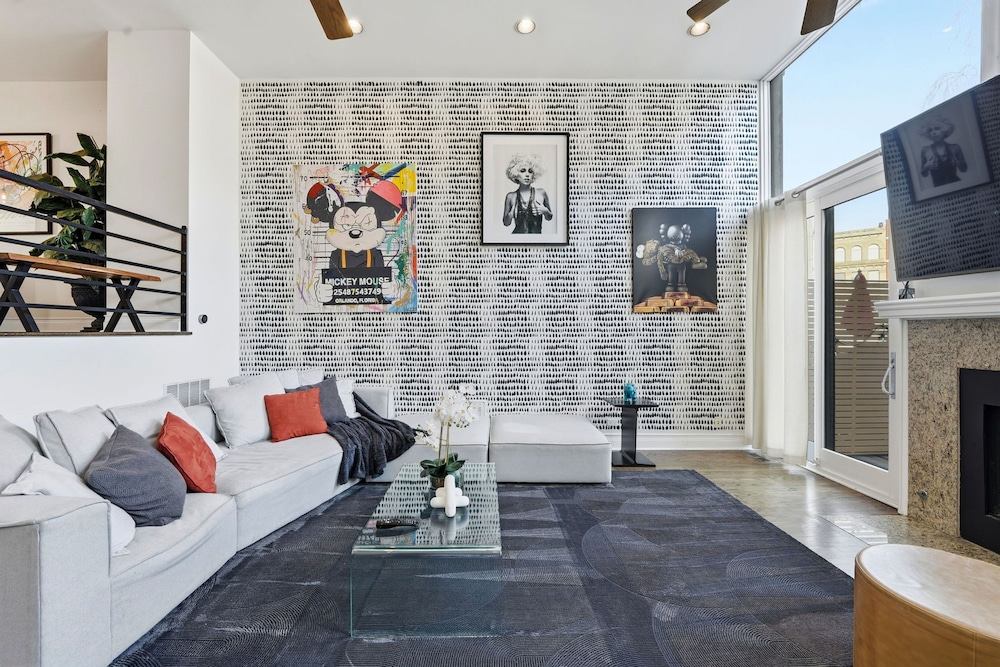 Modern 4-bedroom Townhouse in River West