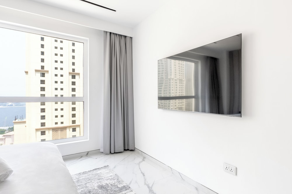 Seaside Elegance - Luxury 3-BR in JBR