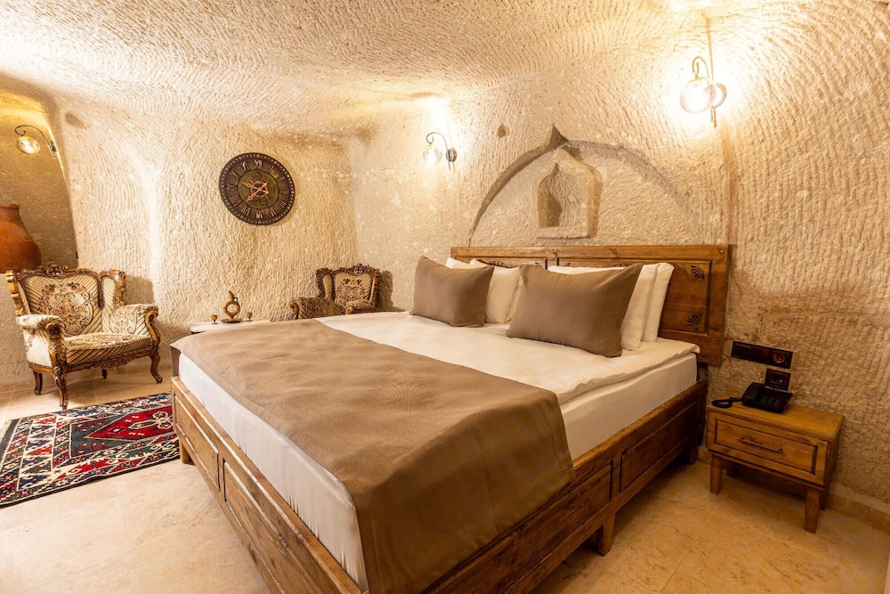 Arkelas Cave House