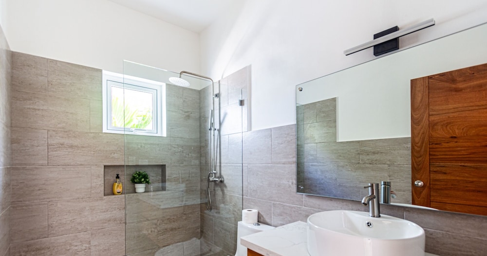 Spacious Family Suite, Ocean Village!