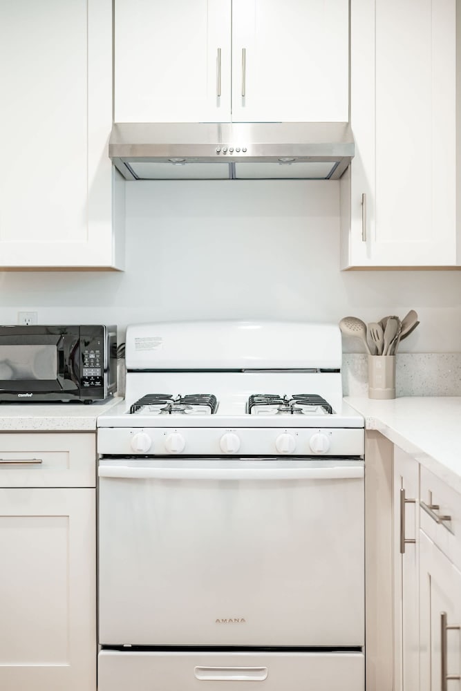 Cozy Modern Stay in Alhambra 30plus Days Welcome