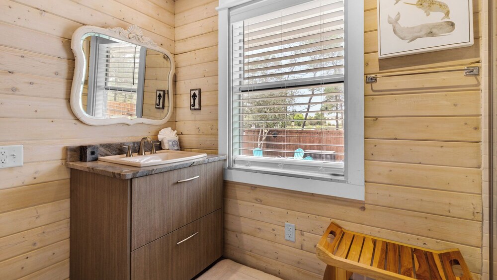 2BR Home, Private Heated Pool, 4 Bikes, Beach Access