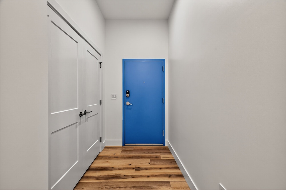 Stylish Downtown Unit With Historic Charm 2 Bedroom Apts