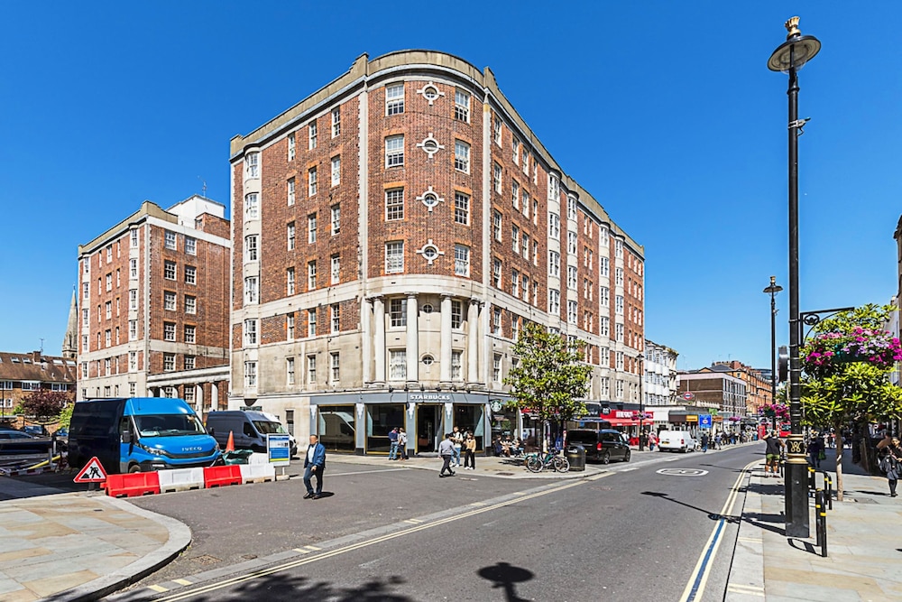 Modern 2 Bedroom Flat Near Queensway