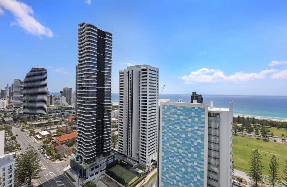 Sierra Broadbeach - Ocean View Apartment