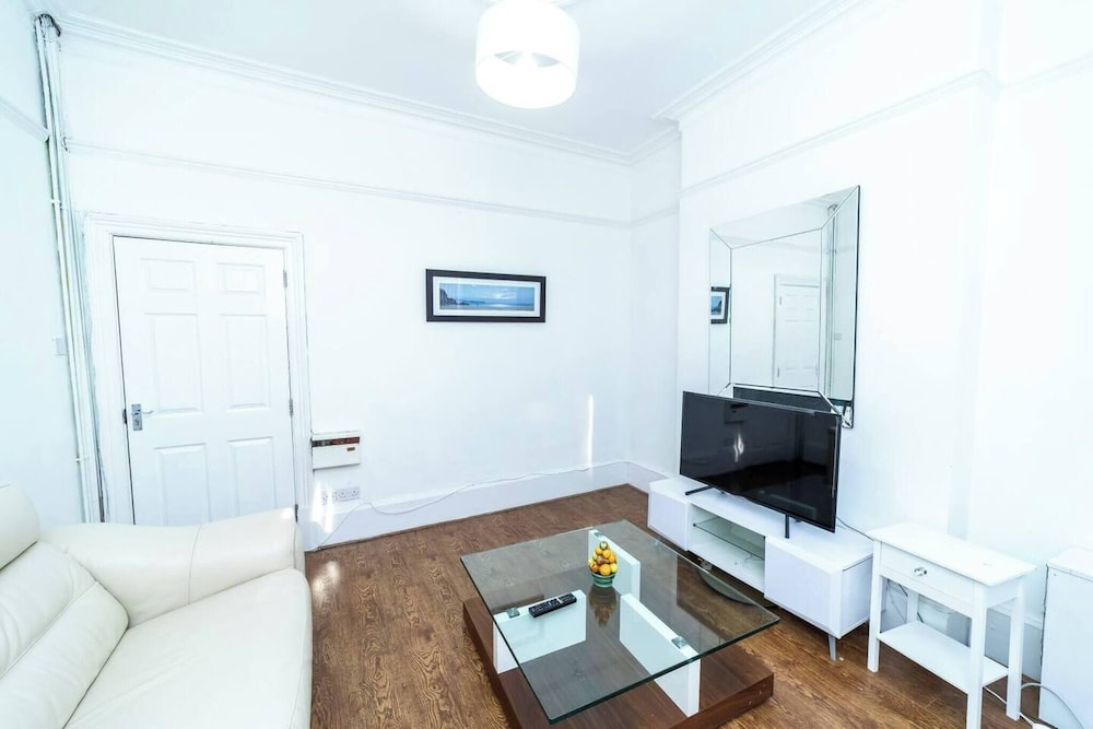 Charming Victorian Home in Heart of Leicester