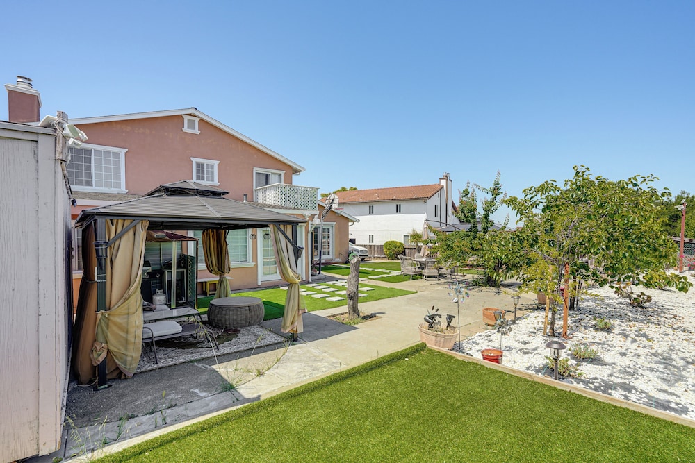 Bay & Hill Views: Modern Hercules Home