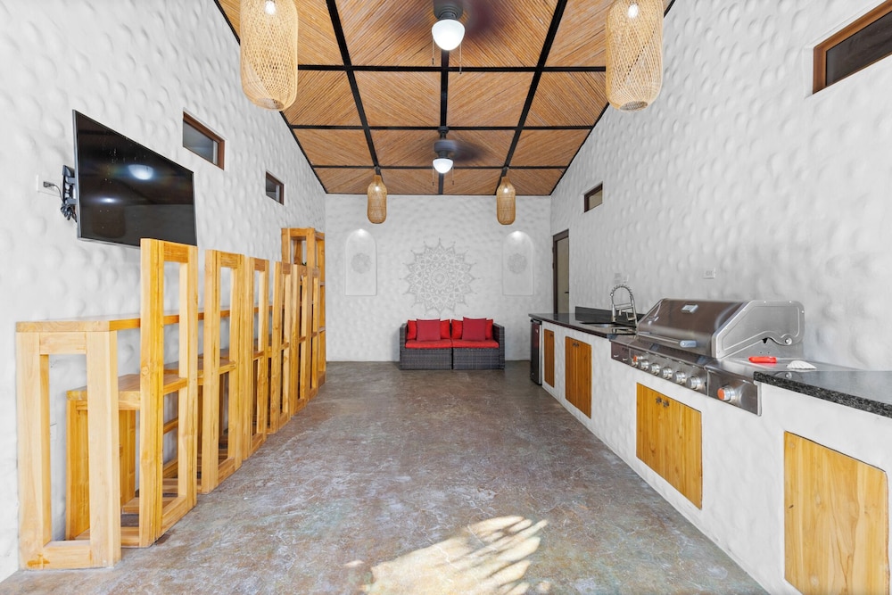 Luxury Retreat Villa private Pool & BBQ by SPCR
