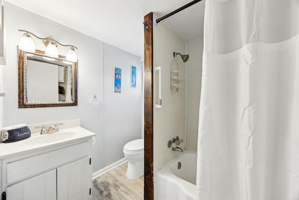 124 S Fletcher - Downstairs 3 Bedroom Duplex
