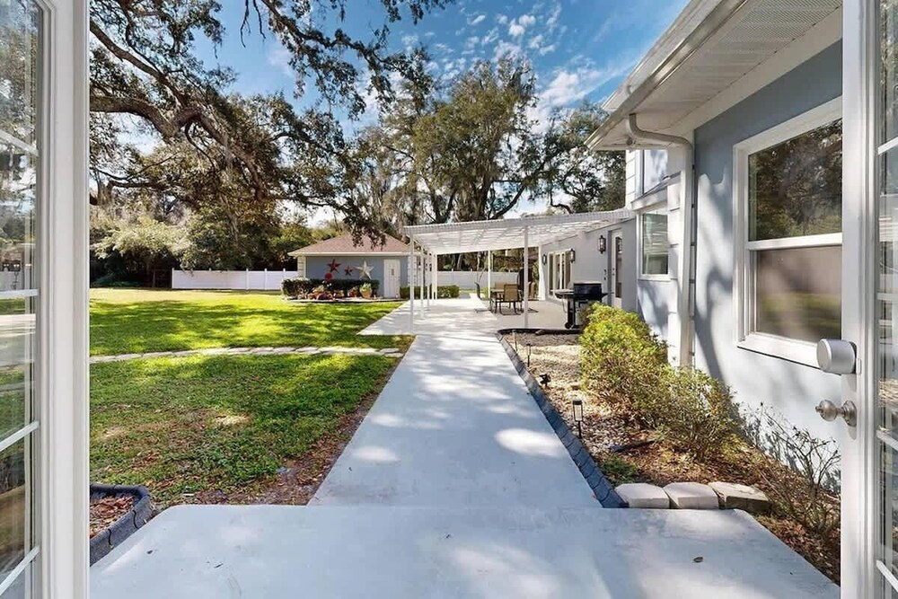 Executive 5 Bedroom Pool Home, Dade City!