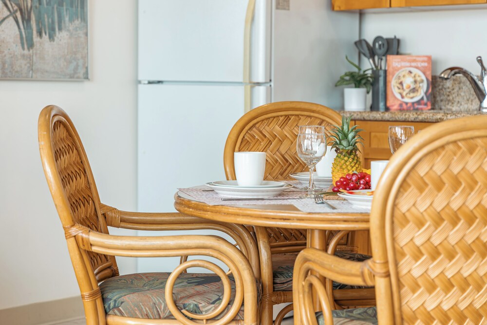 High Floor Ocean View Condo (King Bed and Parking): dining photo
