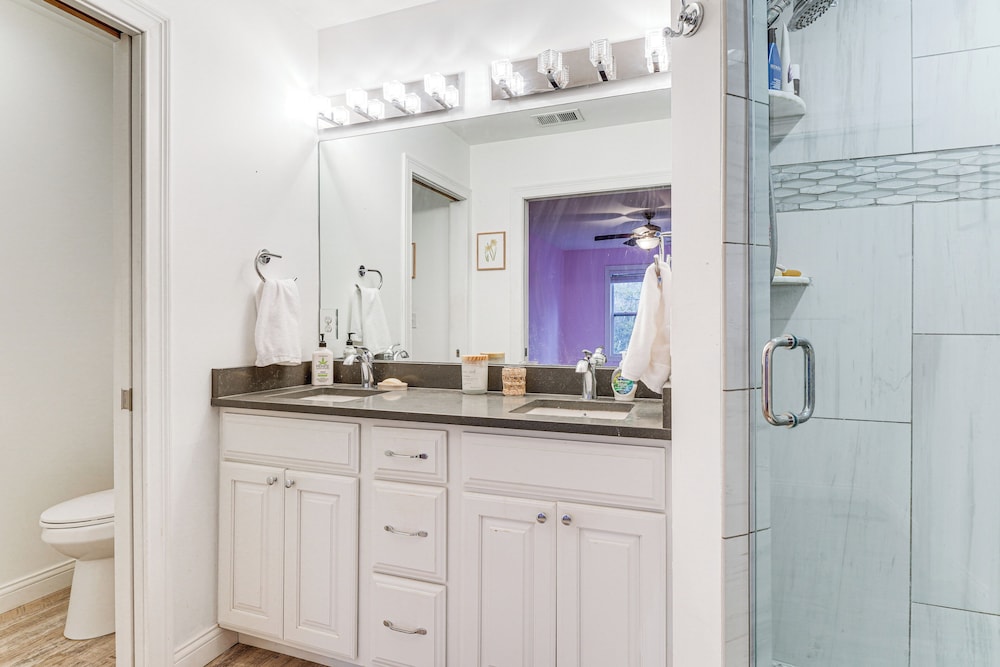 1 Mi to Dtwn Newburgh: Quiet Home w/ Yard!