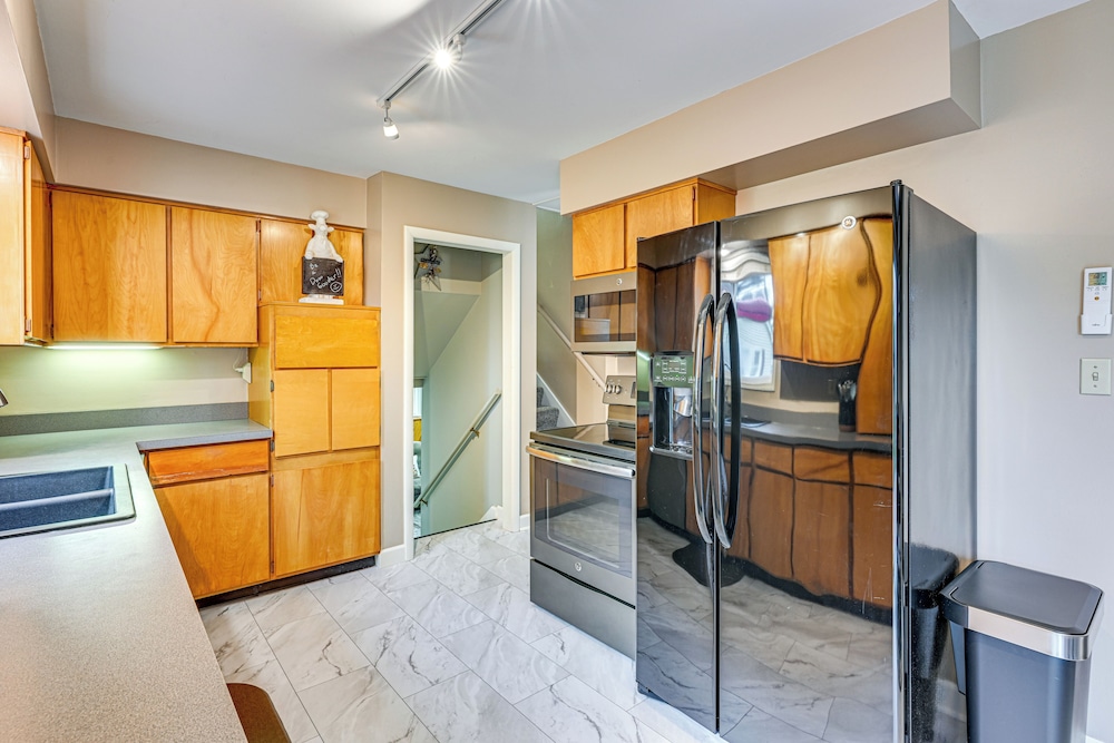 1 Mi to Dtwn: Suburban Home w/ Yard in Owosso