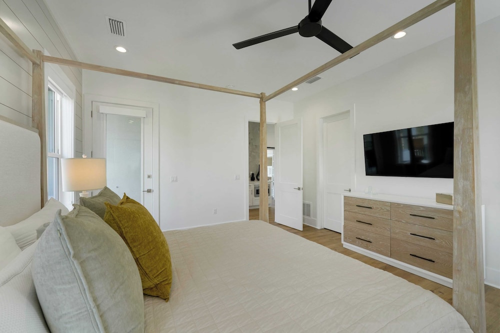 7 Bedroom Serentiy Sands Cottage with Heated Pool and Spa