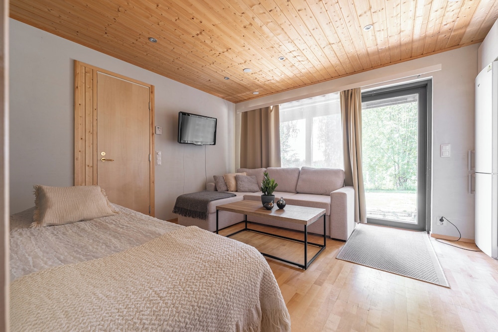 Scenic Lakeside Cabin in Tahko - Hot Tub