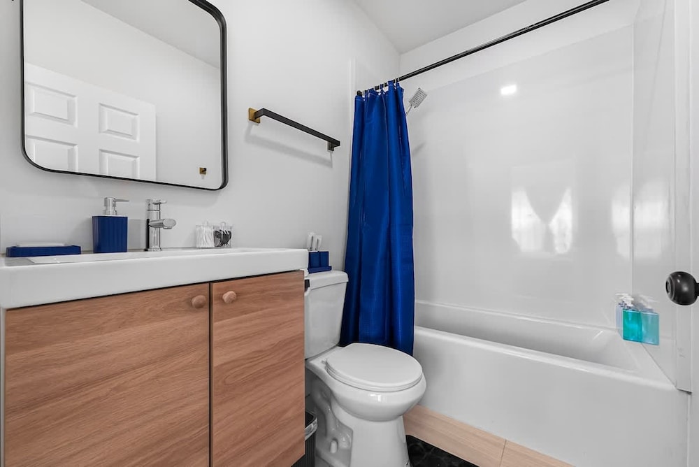 Massive 8BR Home in Hayward With AC Free Parking