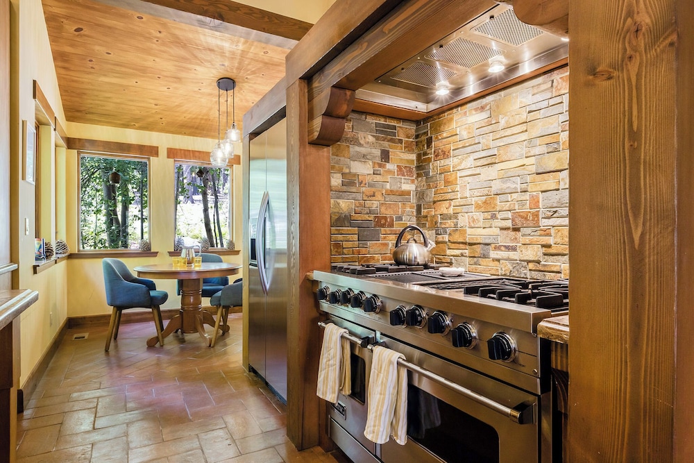 Star Haven Retreat 5 BDR Stunner!