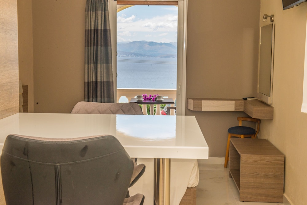 Dionysos Apartments