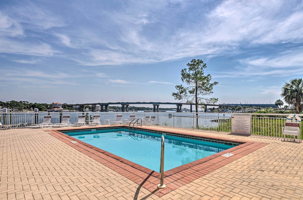 Walk to Sand! Modern Okaloosa Island Condo