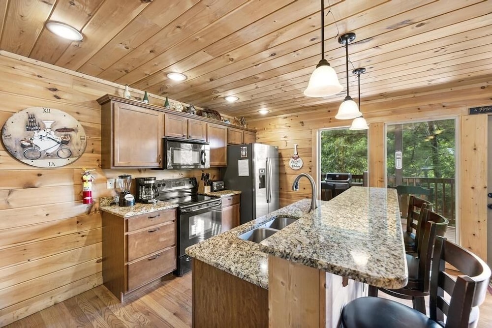 A Perfect Getaway - 4 Bedrooms, 4 Baths, Sleeps 15 Cabin by RedAwning