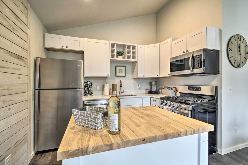 Cozy Cottage on the Coast Near Downtown Westport! view 4