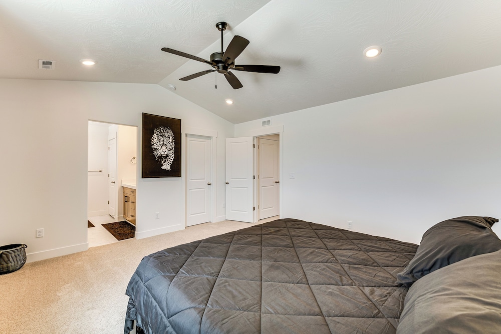 5 Mi to Trails: Townhome in Eagle Mountain