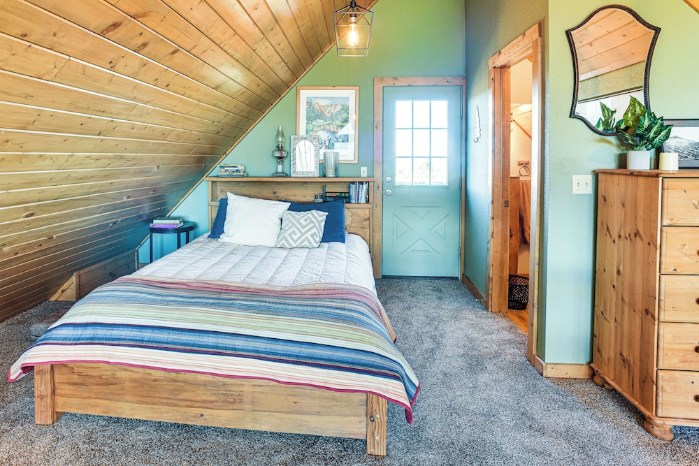 Hot Tub & Peak Views: Cripple Creek Cabin