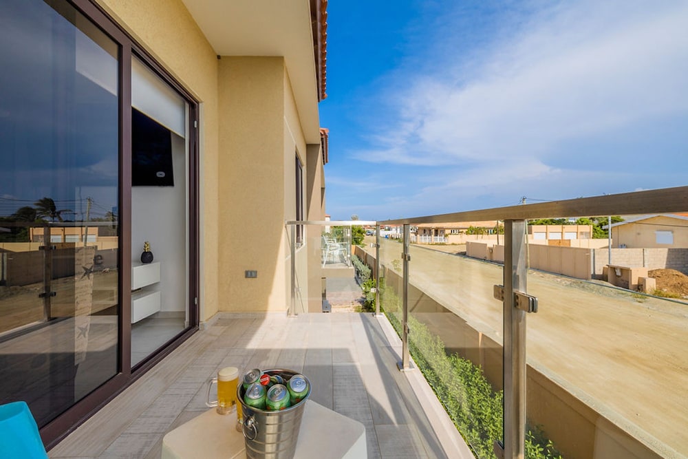 1BR Gold Coast Pools Tennis Gym Security
