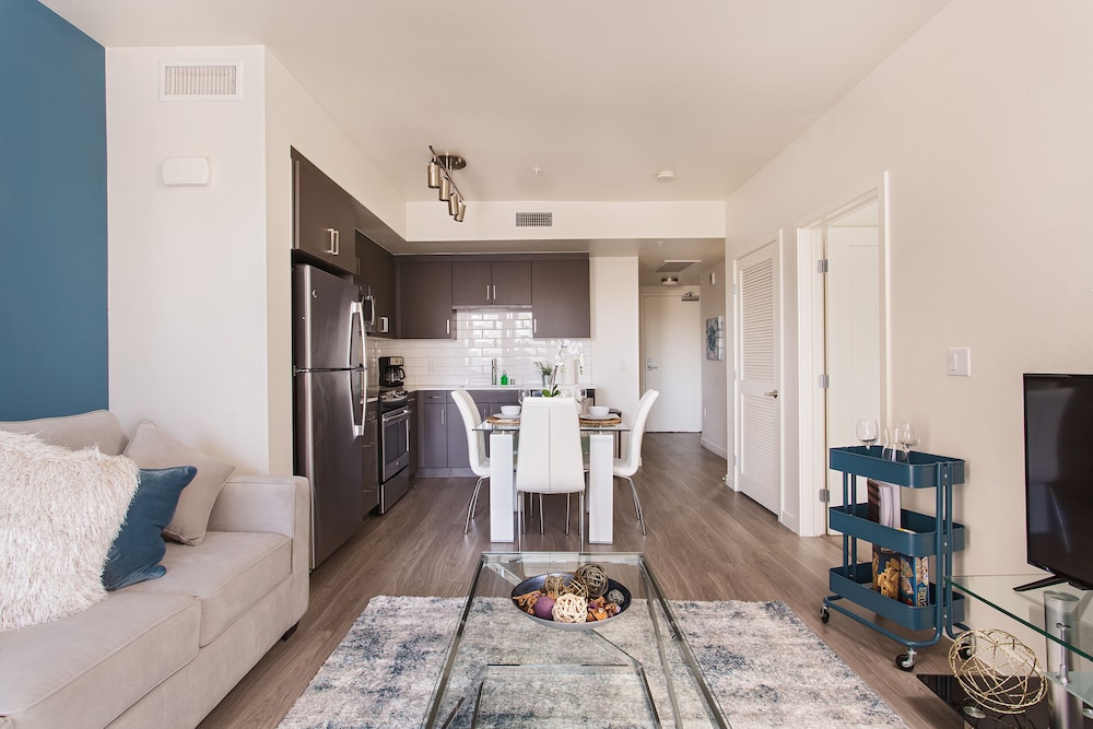Brand New Downtown LA Luxury Apartment - Image 4