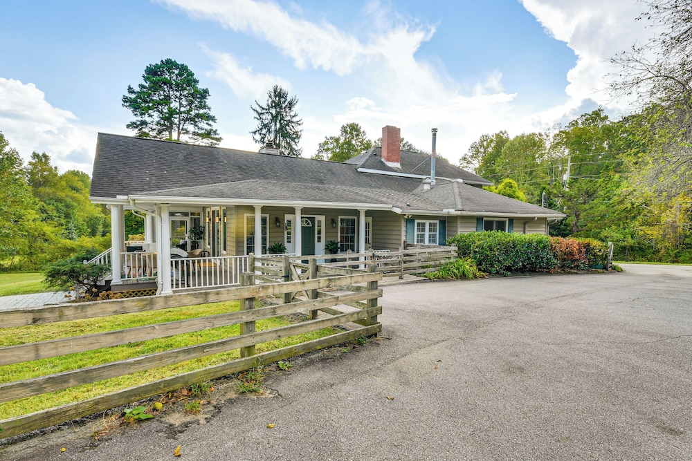 Mtn Views, Deck, Porches & Patio: Asheville Escape