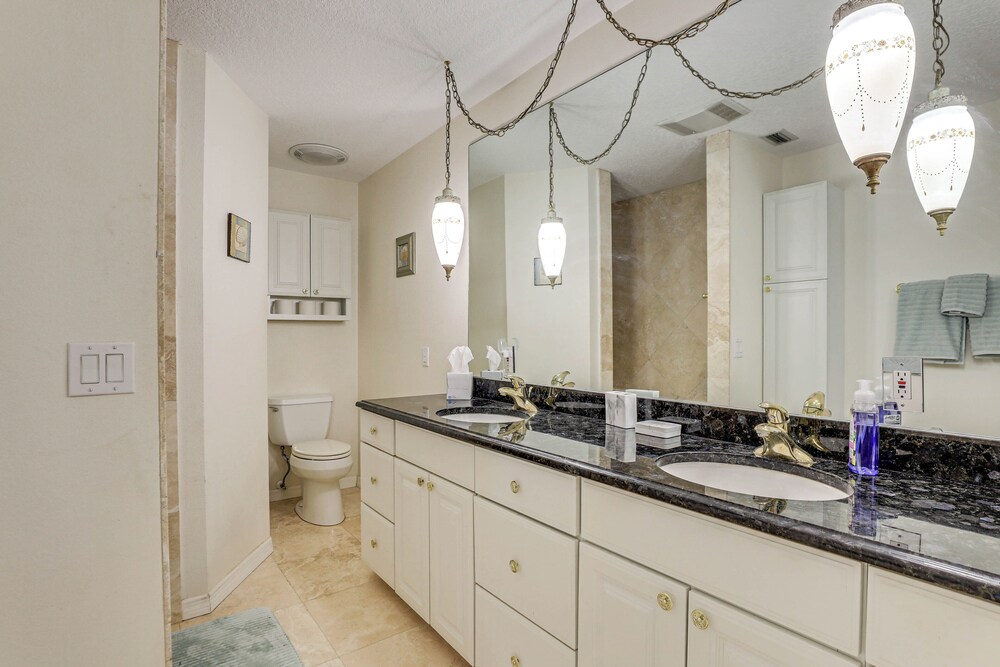 Sunny Sarasota Stay: Screened Pool + Pet Friendly