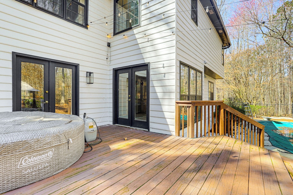 Private Hot Tub & Deck: Family Gem in Alpharetta