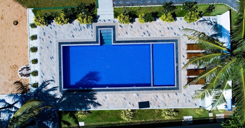 Manara Beach Resort