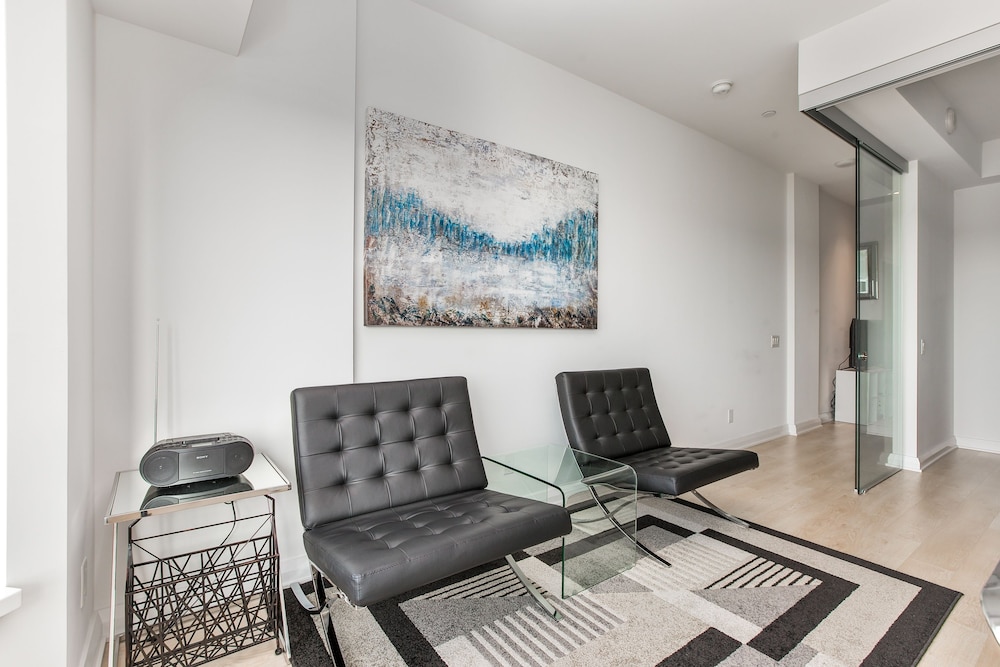 QuickStay - Chic in Yorkville (Yonge & Bloor) - Image 4