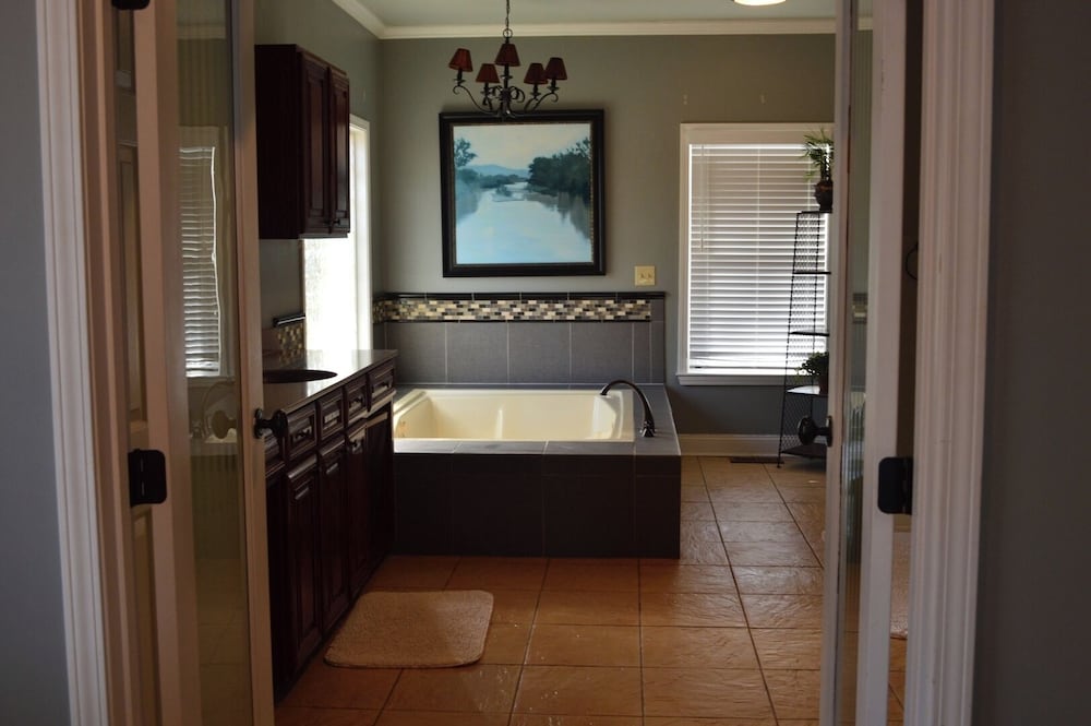 5 BR House Lake Retreat w/ Hot Tub, Sleeps 12