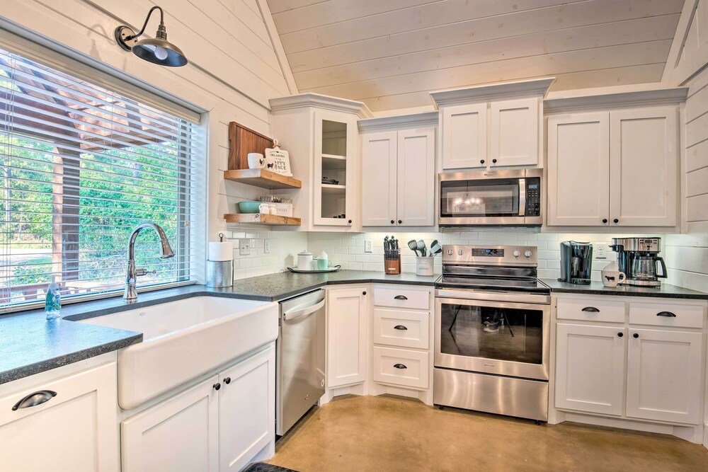 Broken Bow Cabin w/ Hot Tub, Deer-spotting & More! view 4