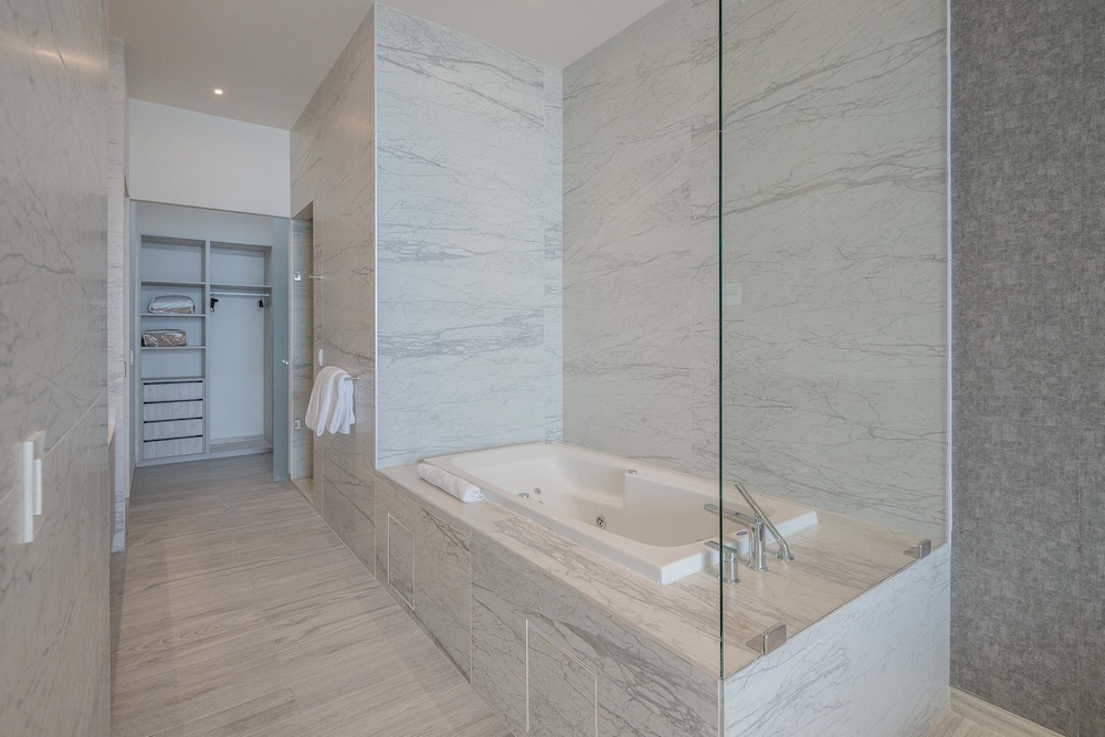 Waves Views Luxury 3BR Oceanfront Condo