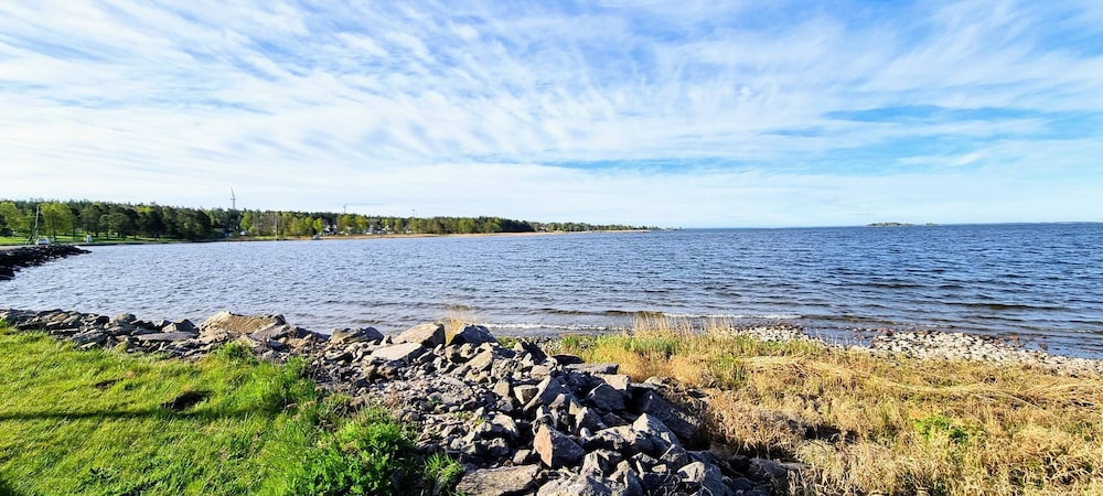 3BR Home Near Lake Vänern Covered Deck & BBQ