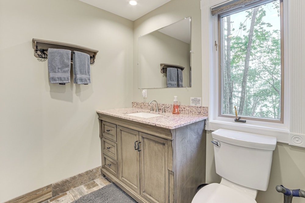 Sunroom, Dining Pavilion & More: Gem on Burt Lake!