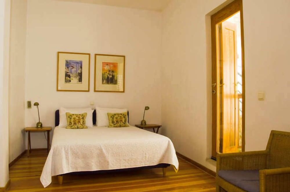 The White Houses photo 3